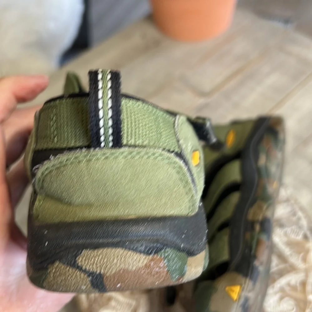 KEEN KIDS OLIVE GREEN CAMO SANDALS SIZE 3 (LITTLE BOYS )